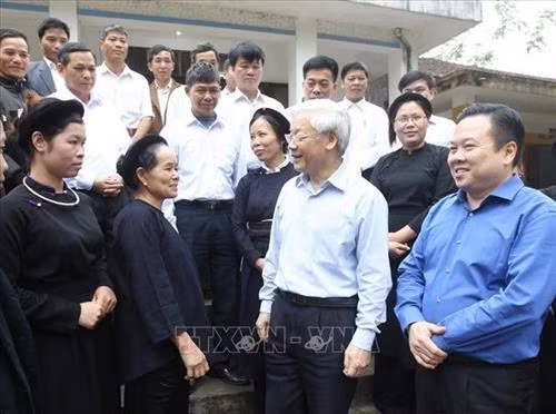Công tác dân vận luôn được Đảng xác định là một trong những nhiệm vụ quan trọng hàng đầu, cơ bản trong công tác xây dựng Đảng, xây dựng chính quyền vững mạnh. Trong ảnh: Tổng Bí thư Nguyễn Phú Trọng nói chuyện với cán bộ, nhân dân xã Trường Hà, huyện Hà Quảng trong chuyến thăm Cao Bằng, ngày 23/4/2015. Ảnh: Trí Dũng – TTXVN