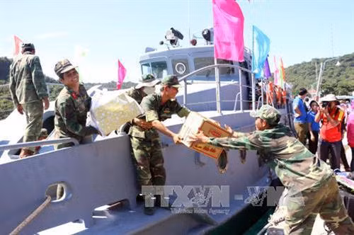 Chuyển hàng lên tàu tại buổi lễ xuất quân. Ảnh: Lê Sen - TTXVN