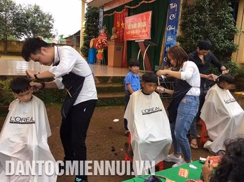 Học sinh Trường tiểu học và trung học cơ sở Đông Sang, xã Đông Sang, huyện Mộc Châu (Sơn La) tham gia nhảy sạp chào mừng Lễ khai giảng năm học mới 2019 – 2020. Ảnh: Quang Quyết Đồng bào dân tộc ở xã Tiên Nguyên, huyện Quang Bình (Hà Giang) trong trang phục truyền thống đưa con em đến trường. Ảnh: Minh Tâm Giáo viên Trường phổ thông dân tộc bán trú tiểu học Nậm Xe, huyện Phong Thổ (Lai Châu) xuống bản vận động và trực tiếp đưa các em học sinh đến dự lễ khai giảng năm học mới. Ảnh: Công Tuyên Hình ảnh cắt tóc đầy cảm động tại Lễ khai giảng Trường tiểu học Nguyễn Văn Trỗi ở xã Thống Nhất, huyện Bù Đăng (Bình Phước). Ảnh: Dương Chí Tưởng Công ty Điện lực Đắk Lắk tặng quà cho các em học sinh có hoàn cảnh khó khăn của Trường trung học cơ sở Lê Quý Đôn, xã Ya Tờ Mốt, huyện biên giới Ea Súp (Đắk Lắk). Ảnh: Tuấn Anh