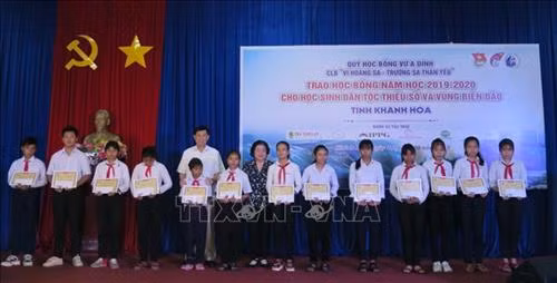 Trao học bổng Quỹ Vừ A Dính cho các học sinh dân tộc thiểu số có hoàn cảnh khó khăn trên địa bàn tỉnh Khánh Hòa. Ảnh: Phan Sáu - TTXVN
