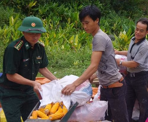 Bác sỹ quân y Bộ đội Biên phòng tỉnh Quảng Nam khám bệnh cho người dân xã biên giới Ga Ry, huyện Tây Giang. Ảnh: Đỗ Trưởng – TTXVN Cán bộ, chiến sỹ Đồn Biên phòng cửa khẩu Quốc tế Tây Trang (Điện Biên) tuyên truyền chủ trương, chính sách cho nhân dân xã Na Ư - địa bàn phức tạp về tệ nạn ma túy. Ảnh: Trần Việt – TTXVN Cán bộ Đồn Biên phòng Huổi Luông (Lai Châu) chủ động, tích cực bám dân, bám bản, tham gia giúp sức cùng đồng bào dân tộc thiểu số sở tại phát triển kinh tế. Ảnh: Việt Hoàng – TTXVN Lực lượng bộ đội và công an hỗ trợ người dân trong vùng đặc biệt nguy hiểm của mưa lũ di dời tài sản đến nơi an toàn tại huyện Văn Chấn, tỉnh Yên Bái. Ảnh: Tuấn Anh –TTXVN Cán bộ Đồn 519 (Bộ đội Biên phòng tỉnh Nghệ An) dạy chữ cho trẻ em dân tộc Mông ở bản Huồi Mới 1, xã Tri Lễ, huyện Quế Phong. Ảnh: TTXVN Cán bộ, chiến sĩ Đồn Biên phòng Huổi Luông (tỉnh Lai Châu) chủ động, tích cực bám dân, bám bản, tham gia giúp sức cùng đồng bào dân tộc thiểu số sở tại phát triển kinh tế. Ảnh: Việt Hoàng – TTXVN Hơn một năm, Thiếu úy Vàng Lao Lừ, Đồn Biên phòng Mường Lạn đã đưa con chữ tới với bản vùng cao xa xôi Co Muông, xã Mường Lạn, huyện Sốp Cộp (Sơn La) để dạy cho học sinh nơi đây. Sau một năm học, 100% các em đều đã biết đọc, biết viết và tính được những phép toán đơn giản. Ảnh: Nguyễn Hồng Cường – TTXVN Cán bộ, chiến sĩ các đơn vị thuộc Quân đoàn 3 giúp nhân dân làng Plei Trớ, xã Chư A Thai, huyện Phú Thiện, tỉnh Gia Lai di chuyển, sắp xếp lại nhà cửa, thực hiện Chương trình mục tiêu quốc gia về xây dựng nông thôn mới của huyện. Ảnh: Hoài Nam – TTXVN Trong sự nghiệp đổi mới, xây dựng và bảo vệ Tổ quốc, công tác dân vận đã hướng vào vận động các tầng lớp nhân dân hăng hái tham gia các phong trào thi đua thực hiện nhiệm vụ phát triển kinh tế - xã hội, củng cố quốc phòng - an ninh, xây dựng hệ thống chính trị. Trong ảnh: Cán bộ, chiến sĩ Đồn Biên phòng Dào San, huyện Phong Thổ, tỉnh Lai Châu thường xuyên xuống bản tuyên truyền cho nhân dân về giữ gìn an ninh trật tự, phương thức phát triển sản xuất, nâng cao năng suất cây trồng, vật nuôi. Ảnh: Công Tuyên – TTXVN Cán bộ, chiến sĩ Đồn Biên phòng Vĩnh Gia (An Giang) giúp dân gặt lúa ở những vùng ngập sâu, máy gặt không thể tiếp cận do ảnh hưởng của lũ. Ảnh: Công Mạo – TTXVN Trưởng Ban Dân vận huyện Tân Uyên, tỉnh Lai Châu (thứ 3 bên trái) cùng cán bộ xã tuyên truyền vận động người dân bản Khau Giếng, xã Hố Mít, huyện Tân Uyên bỏ những phong tục, tập quán lạc hậu, cùng giúp nhau phát triển kinh tế, xóa đói giảm nghèo, chung tay xây dựng nông thôn mới. Ảnh: Quý Trung – TTXVN Cán bộ xã cùng trưởng bản Pá Kim, xã Trung Đồng, huyện Tân Uyên, tỉnh Lai Châu vận động người dân chung tay bảo vệ rừng, không đốt nương bừa bãi gây cháy rừng trong thời tiết hanh khô. Ảnh: Quý Trung – TTXVN Là Bí thư Chi bộ, Trưởng ban công tác Mặt trận thôn và là Phó Đài truyền thanh của xã, anh Đinh Văn Thắng, dân tộc Mường, thôn Nga 3, xã Cúc Phương, huyện Nho Quan (Ninh Bình) phối hợp với các ban, ngành, đoàn thể tuyên truyền, vận động nhân dân xây dựng nếp sống văn minh trong việc cưới, việc tang và lễ hội; từng bước xoá bỏ các phong tục, tập quán lạc hậu, mê tín dị đoan... Ảnh: Minh Đức – TTXVN Đồn Biên phòng Thị Hoa, huyện Hạ Lang, tỉnh Cao Bằng vận động một số tổ chức trong tỉnh đóng góp tiền xây tặng nhà tình nghĩa cho các gia đình chính sách, giúp đồng bào trồng mía, góp phần nâng cao đời sống cho nhân dân nơi đơn vị đóng quân. Ảnh: TTXVN Công ty 75 thuộc Binh đoàn 15 làm tốt công tác dân vận nơi đơn vị đóng quân. Đơn vị đã kết nghĩa 43/43 làng dân tộc tại địa phương, tổ chức thăm hỏi, tặng quà cho đồng bào, đóng góp hàng nghìn công lao động làm đường giao thông, xây dựng nhà rông văn hóa, khám chữa bệnh cho hàng nghìn lượt người... Ảnh: TTXVN