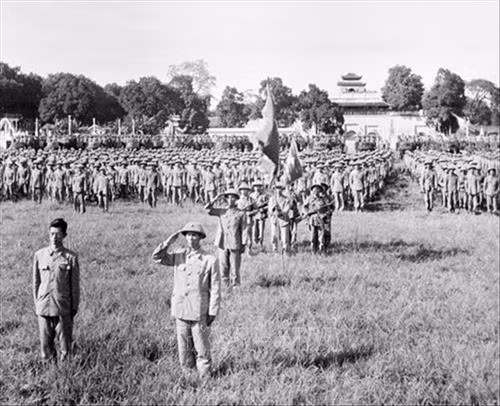 Thiếu tướng Vương Thừa Vũ (bên phải), Tư lệnh Đại đoàn 308 (nay là Sư đoàn 308 - Sư đoàn Quân Tiên phong), Chủ tịch Ủy ban Quân chính Thành phố và bác sĩ Trần Duy Hưng (bên trái), Phó Chủ tịch Ủy ban Quân chính cùng các đơn vị thuộc Đại đoàn 308 tiếp quản Hà Nội tiến hành nghi lễ chào cờ đầu tiên trong Ngày giải phóng Thủ đô, diễn ra tại sân Cột Cờ (nay là Đoan Môn - Hoàng thành Thăng Long) vào lúc 15 giờ ngày 10/10/1954. Ảnh: Tư liệu TTXVN
