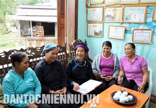 Chị Lý Thị Hạnh chăm sóc đàn gà để tăng thêm thu nhập. Ảnh: Hoàng Hà Với vai trò là Bí thư Chi bộ và Trưởng thôn Sín Chải A, chị Lý Thị Hạnh đã thường xuyên vận động bà con trong thôn thực hiện tốt chính sách pháp luật của Đảng và Nhà nước. Ảnh: Hoàng Hà