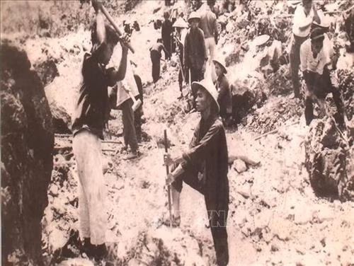 Công nhân đục choòng mở lỗ mìn phá đá ở Lũng Cẩm, Sà Phìn, Đồng Văn (1963). Ảnh: Tư liệu/TTXVN phát