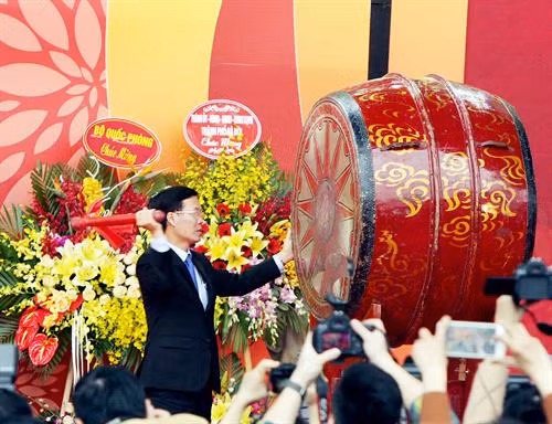 Đồng chí Võ Văn Thưởng, Uỷ viên Bộ Chính trị, Bí thư Trung ương Đảng, Trưởng Ban Tuyên giáo Trung ương đánh trống khai mạc. Ảnh: Nguyễn Dân -TTXVN