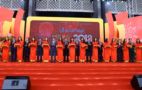 Lễ cắt băng khai mạc Hội báo toàn quốc 2018. Ảnh: Minh Quyết – TTXVN