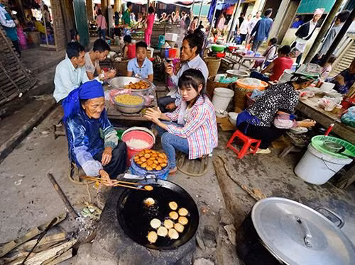 Buổi sáng ở chợ phiên Mường Hum. Thiếu nữ người Mông chọn mua váy, áo. Người dân thưởng thức đặc sản bánh rán tại chợ. Khu bán hàng thổ cẩm là nơi luôn đông vui, nhộn nhịp nhất. Món phở truyền thống được người dân bản địa ưa thích. Du khách nước ngoài lựa chọn đồ tại chợ phiên. Chợ phiên Mương Hum đặc sắc bởi có sự hòa trộn bản sắc văn hóa các dân tộc vùng cao Bát Xát.