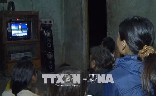 Người dân xem ti vi để theo dõi thời sự, nâng cao dân trí. Ảnh: Phước Ngọc – TTXVN