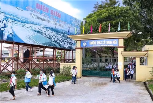 Trường học các cấp trong xã được xây dựng khang trang. Ảnh: Xuân Tư – TTXVN