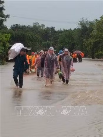 Lực lượng chức năng huyện Ea Súp tổ chức sơ tán dân. Ảnh: Tuấn Anh – TTXVN
