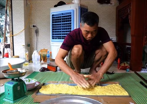 Công đoạn làm nhân bánh phu thê. Ảnh: Đinh Văn Nhiều-TTXVN