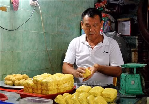 Công đoạn làm nhân bánh phu thê. Ảnh: Đinh Văn Nhiều-TTXVN