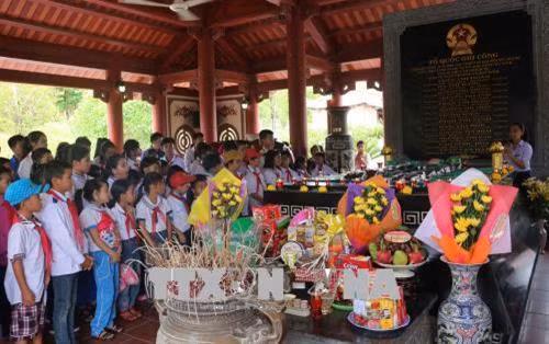 200 thiếu nhi dân tộc thiểu số thăm Khu di tích Truông Bồn. Ảnh: Nguyễn Oanh-TTXVN.