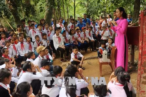 Các em thiếu nhi tham quan Khu di tích Kim Liên. Ảnh: Nguyễn Oanh-TTXVN.