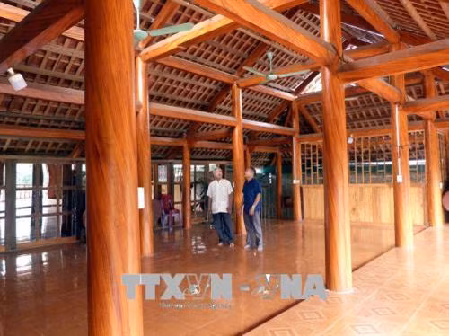 Bên trong ngôi nhà sàn bằng bê tông, sơn giả gỗ của gia đình ông Bế Văn Hai, thôn Tân lập, xã Tân Trào, huyện Sơn Dương. Ảnh Quang Đán – TTXVN