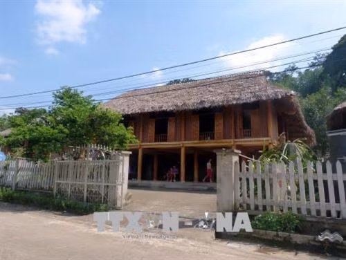 Ngôi nhà sàn bằng bê tông, sơn giả gỗ của gia đình chị Hoàng Thị Yến, thôn Tân Lập, xã Tân Trào, huyện Sơn Dương (Tuyên Quang). Ảnh: Quang Đán – TTXVN