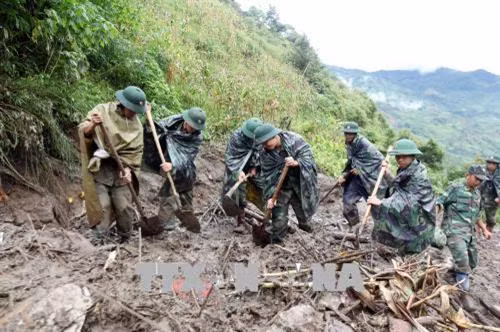 Bộ đội Biên Phòng, Đoàn Kinh tế Quốc phòng 356 đang khẩn trương tìm kiếm người bị mất tích do sạt lở tại bản Nhóm 1 xã Vàng Ma Chải. Ảnh: Quý Trung - TTXVN