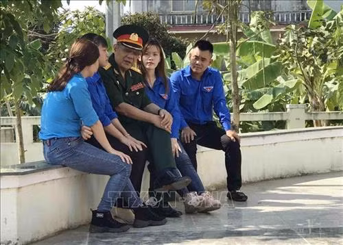 Đại tá Trần Văn Mười, nguyên Chỉ huy trưởng Bộ Chỉ huy Quân sự tỉnh Phú Yên, người trực tiếp tham gia giải phóng Phú Yên trò chuyện với thế hệ trẻ. Ảnh: Phạm Cường - TTXVN