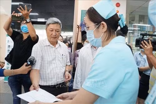 Thứ trưởng Bộ Y tế Nguyễn Trường Sơn kiểm tra quy trình thực hiện điều tra dịch tễ người bệnh tại Bệnh viện An Sinh. Ảnh: Đinh Hằng - TTXVN