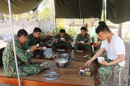 Bữa ăn vội của cán bộ, chiến sĩ Tổ phòng, chống dịch COVID-19 số 4 của Đồn Biên phòng quốc tế Vĩnh Xương (Bộ đội Biên phòng tỉnh An Giang). Ảnh: Công Mạo