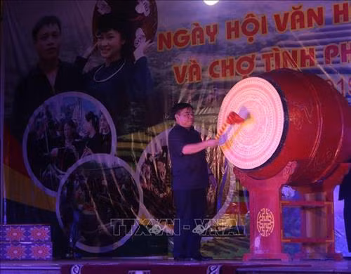 Lãnh đạo huyện Bảo Lạc (Cao Bằng) đánh trống khai hội. Ảnh: Chu Hiệu - TTXVN