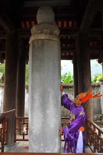 Trụ đá kinh Phật chùa Nhất Trụ cao hơn 4m, thân cột hình bát giác khắc các chữ "Đệ tử Thăng Bình Hoàng đế tả tạo" (Hoàng đế Thăng Bình tức vua Lê Hoàn).