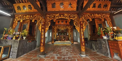 Ban thờ Mẫu ở chính điện với nghệ thuật chạm khắc trang trí bên trong vô cùng độc đáo mang lối kiến trúc riêng.