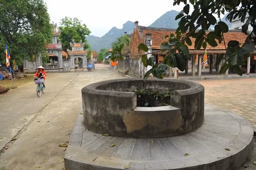 Giếng đá cổ trong khuôn viên chùa Nhất Trụ.