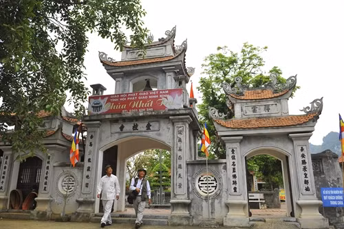 Cổng tam quan chùa Nhất Trụ.