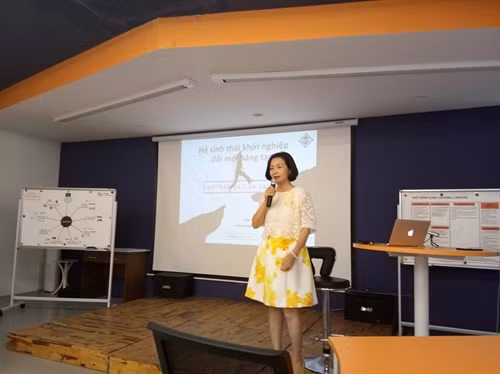 Bà Thạch Lê Anh - Chủ nhiệm Đề án VSV: Chương trình là cơ hội để trao đổi những kinh nghiệp trong khởi nghiệp. Ảnh: Bộ KH&CN
