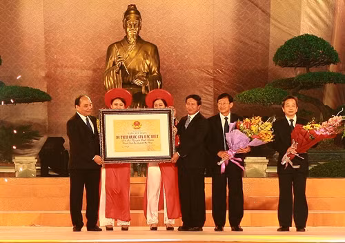 Phó Thủ tướng Nguyễn Xuân Phúc trao bằng xếp hạng Di tích Quốc gia đặc biệt cho lãnh đạo thành phố Hải Phòng và huyện Vĩnh Bảo. Ảnh: Lâm Khánh – TTXVN