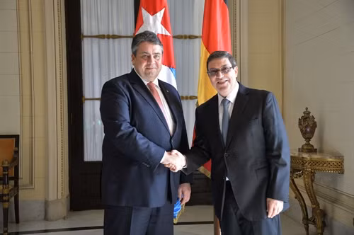 Ngoại trưởng Cuba Bruno Rodriguez (phải) và Phó Thủ tướng Đức Sigmar Gabriel (trái) trong cuộc gặp ở La Habana. AFP/TTXVN