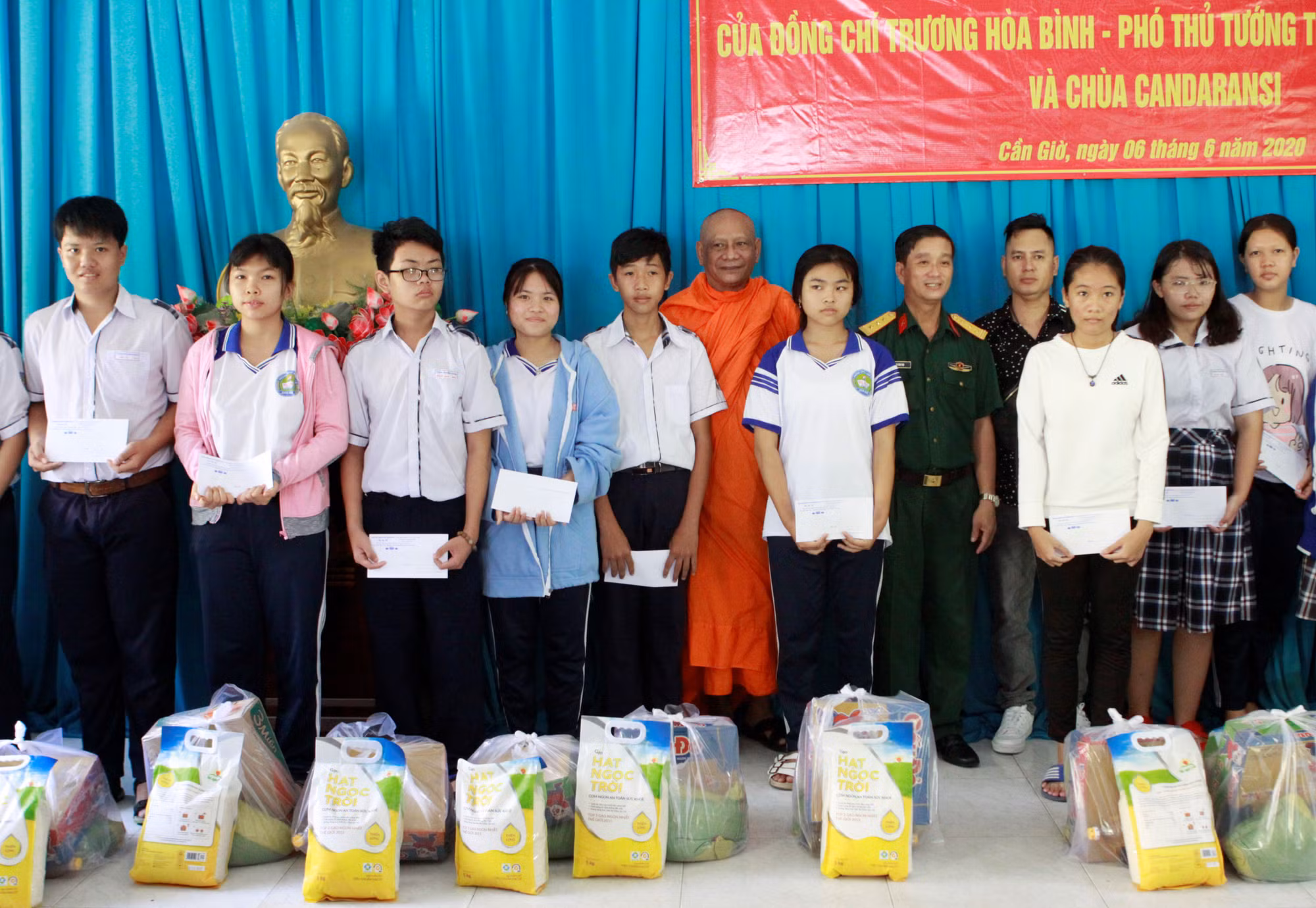Chùa Candaransi và Bộ Tư lệnh Thành phố Hồ Chí Minh trao tặng quà cho đồng bào Khmer ở huyện Cần Giờ