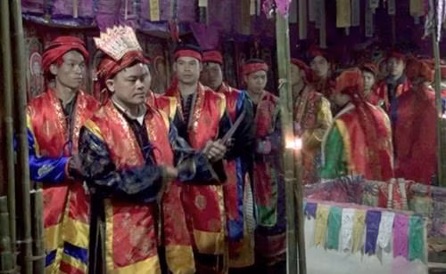 Điệu múa Chuông trong Lễ Cấp sắc của đồng bào Dao xã Suối Quyền, Văn Chấn (Yên Bái)