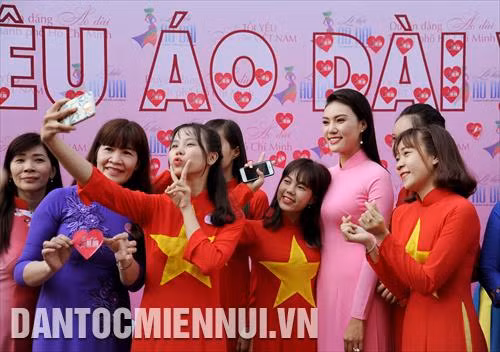 Các bạn trẻ, người dân Thành phố trong trang phục Áo dài chụp ảnh lưu niệm cùng với các đại sứ hình ảnh Lễ hội Áo dài Thành phố Hồ Chí Minh 2018