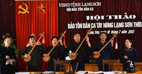 Hát then tại Hội thảo bảo tồn dân ca Tày Nùng năm 2012. Ảnh: Nguồn baolangson.vn