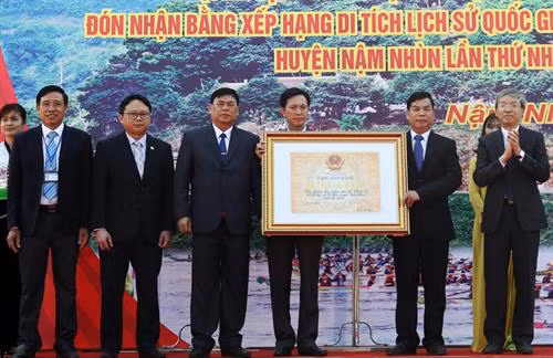 Lễ công bố quyết định công nhận bảo vật Quốc gia đối với bia Lê Lợi và đón nhận Bằng xếp hạng di tích lịch sử Quốc gia đối với địa điểm lưu niệm vua Lê Thái Tổ . Ảnh: Việt Hoàng - TTXVN.