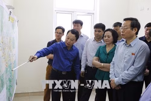 Đồng chí Phùng Quốc Hiển khảo sát tuyến đường kết nối quốc lộ 32 thị xã Nghĩa Lộ với nút giao IC14 cao tốc Nội Bài - Lào Cai . Ảnh: Đỗ Tuấn Anh-TTXVN