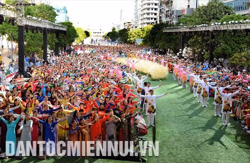 Hàng nghìn người dân Thành phố trong trang phục Áo dài với nhiều màu sắc tham gia đồng diễn Áo dài tại Phố đi bộ Nguyễn Huệ
