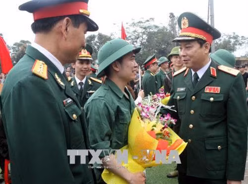 Lãnh đạo Quân khu IV động viên các tân binh Thành phố Vinh (Nghệ An) trước khi lên đường nhập ngũ. Ảnh: Tá Chuyên - TTXVN