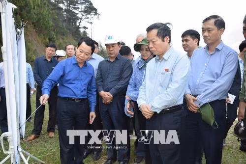 Đồng chí Phùng Quốc Hiển khảo sát tuyến đường Trạm Tấu - Bắc Yên (Sơn La). Ảnh: Đỗ Tuấn Anh-TTXVN