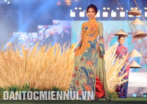 Đa dạng các mẫu trang phục Áo dài xưa và nay được các nghệ sỹ trình diễn tại lễ khai mạc