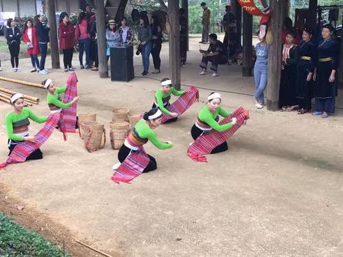 Điệu xòe tung khăn của đồng bào Thái.