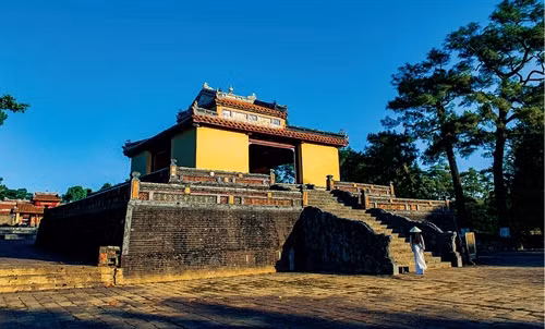 Lăng Minh Mạng uy nghi, đăng đối giữa rừng núi, được tôn tạo khéo léo, hẳn có thể thấy được hùng tâm đại chí của một chính trị gia có tài và tính cách trang nghiêm của một nhà thơ quy củ.