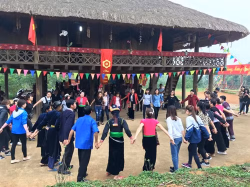 Du khách vui hội xòe với đồng bào Thái tại Làng Văn hóa - Du lịch các dân tộc Việt Nam.