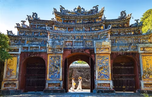 Miếu môn, cổng vào các khu vực miếu thờ trong Đại nội nằm bên trái Ngọ môn.