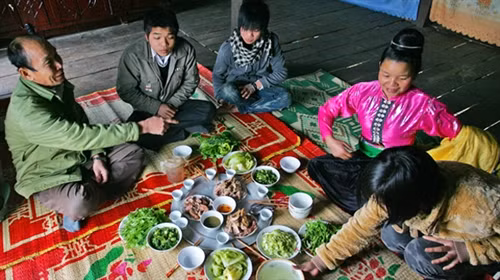 Mâm cơm đãi khách của người Thái. Ảnh: baomoi.com