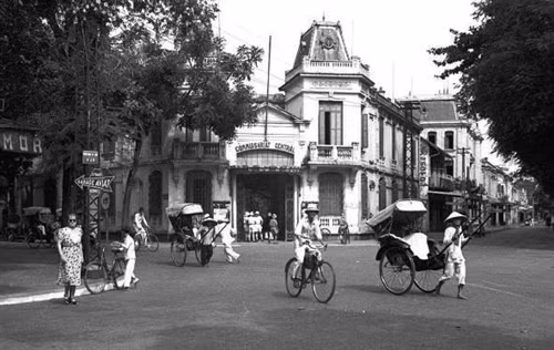Bốt Hàng Trống bên hồ Hoàn Kiếm.
