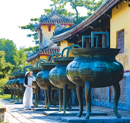 Cửu Đỉnh đặt ở trước sân Thế miếu trong Hoàng thành Huế, được vua Minh Mạng ra lệnh đúc vào mùa đông năm 1835 và khánh thành vào ngày 1 tháng 3 năm 1837.