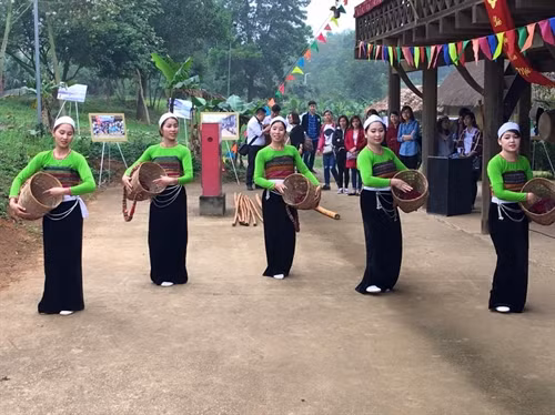 Điệu xòe bổ bồn của người Thái.